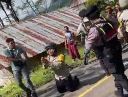 Aksi Humanis Polisi di Manggarai Viral, Bhabinkamtibmas Berlutut Hentikan Konflik Warga di Jalan Trans Flores