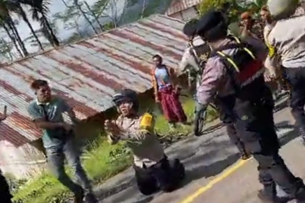 Manggarai, Obor Rakyat – Sebuah aksi kemanusiaan yang menyentuh hati ditunjukkan oleh anggota Bhabinkamtibmas Polres Manggarai, Arkadius Modestus Arno, saat meredam potensi konflik antarwarga di Desa Bulan, Kecamatan Ruteng, Kabupaten Manggarai, Nusa Tenggara Timur (NTT).