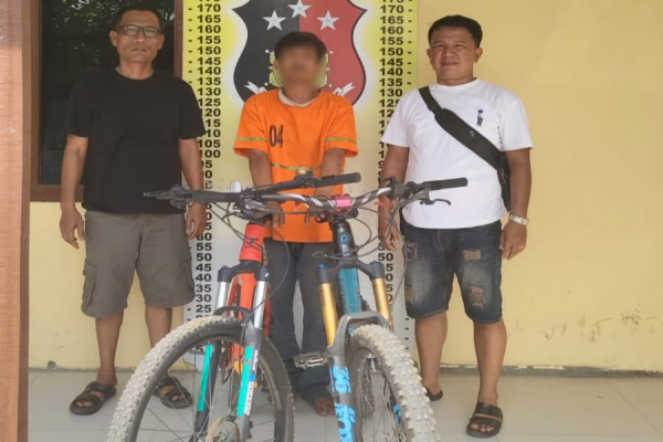 Simalungun, Obor Rakyat – Unit Reskrim Polsek Perdagangan berhasil mengungkap kasus pencurian dua unit sepeda gunung senilai Rp44 juta dengan menangkap seorang tersangka berinisial Tedy Fradana Purba (26).