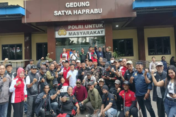 Surabaya, Obor Rakyat - Ratusan jurnalis dari berbagai daerah di Jawa Timur yang tergabung dalam Aliansi Jurnalis Jawa Timur dan Aliansi Jawa Timur Peduli Jurnalis mendatangi Mapolda Jatim di Surabaya untuk menyampaikan laporan resmi, Rabu (18/3/2026).