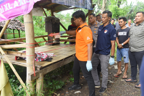 Bondowoso, Obor Rakyat — Warga Desa Bandelan, Kecamatan Binakal, Kabupaten Bondowoso, Jawa Timur, digegerkan oleh penemuan jenazah bayi perempuan di dalam kantong kresek hitam yang tergeletak di sebuah saung pinggir jalan, Kamis (16/3/2026), menjelang Lebaran.