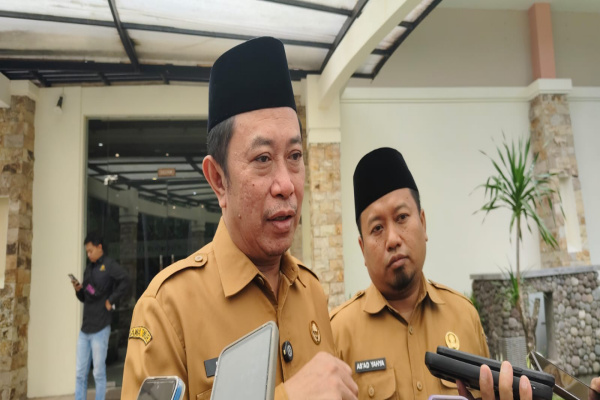 Bondowoso, Obor Rakyat – Kabar membahagiakan hadir menjelang Hari Raya Idulfitri 1 Syawal 1447 Hijriah. Pemerintah Kabupaten (Pemkab) Bondowoso resmi mencairkan insentif tahun 2026 bagi ribuan guru ngaji sebagai bentuk penghargaan atas dedikasi mereka dalam membina umat dan generasi muda.