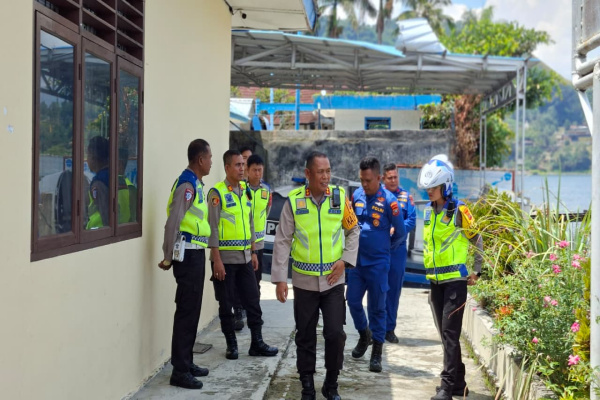 Simalungun, Obor Rakyat – Menjelang arus mudik Lebaran, Kapolres Simalungun AKBP Marganda Aritonang turun langsung melakukan pengecekan ke Pelabuhan Kapal Tiga Raja, Parapat, Jumat (19/3/2026).