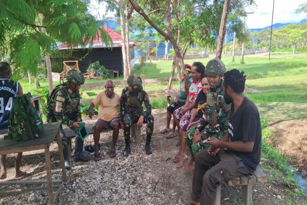 Kobakma, Obor Rakyat – Dalam upaya mempererat kemanunggalan antara TNI dan rakyat, Satgas Yonif 521/DY Pamtas Kewilayahan menggelar pelayanan kesehatan gratis bagi masyarakat di Distrik Kobakma, Kabupaten Mamberamo Tengah.