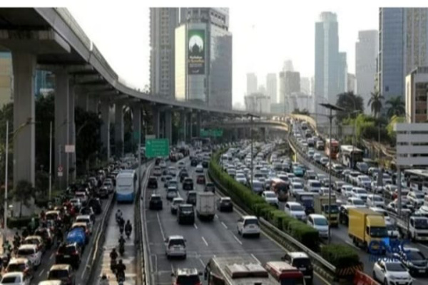 Jakarta, Obor Rakyat – Pemerintah tengah memfinalisasi kebijakan bekerja dari rumah atau work from home (WFH) selama satu hari dalam sepekan yang direncanakan mulai berlaku setelah libur Lebaran 2026. Kebijakan ini ditujukan bagi aparatur sipil negara (ASN) dan menjadi imbauan bagi sektor swasta tertentu.