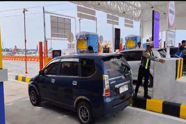 Situbondo, Obor Rakyat – Upaya memperlancar arus balik Lebaran 2026 terus dilakukan oleh jajaran kepolisian. Salah satunya dengan penerapan sistem mobile reader di Gerbang Tol (GT) Situbondo Barat, Kecamatan Besuki, Kabupaten Situbondo, Jawa Timur.