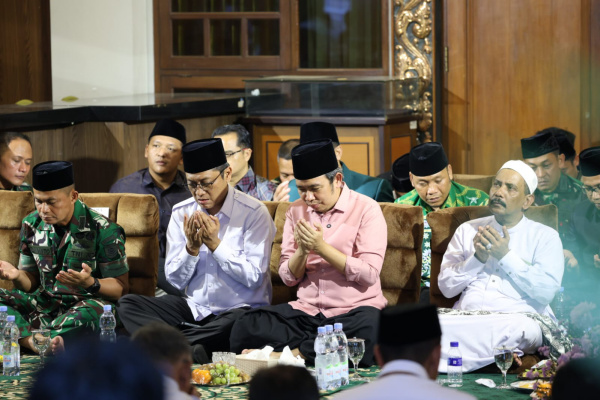 Jember, Obor Rakyat – Pemerintah Kabupaten (Pemkab) Jember menggelar tradisi kupatan bersama masyarakat di Pendopo Wahya Wibawagraha sebagai bagian dari perayaan Hari Raya Idul Fitri, Rabu (25/3/2026).
