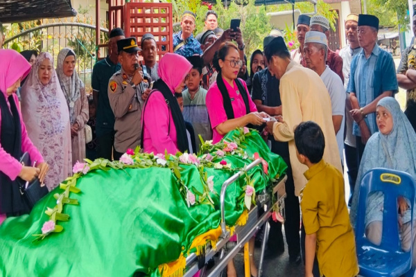 Simalungun, Obor Rakyat – Suasana duka menyelimuti jajaran kepolisian di wilayah Kabupaten Simalungun atas berpulangnya Tuti Andayani, istri dari AIPTU Surya Jiwa Parsinta, personel yang bertugas sebagai Ps. KASPKT di Polsek Tiga Balata.