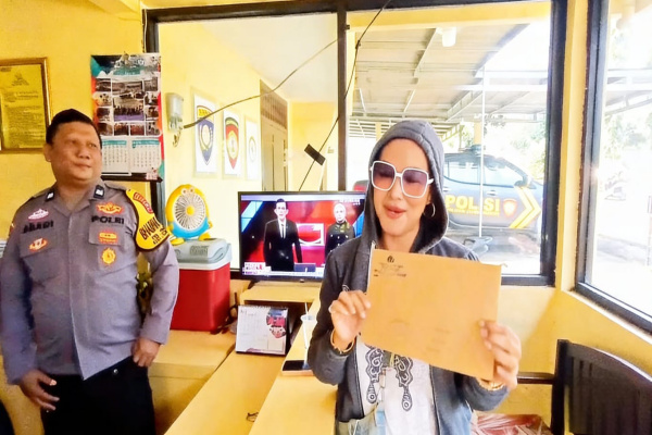 Bondowoso, Obor Rakyat – Kehadiran penyanyi dangdut nasional Maria Eva di Polsek Curahdami, Polres Bondowoso, sempat menarik perhatian petugas dan masyarakat.