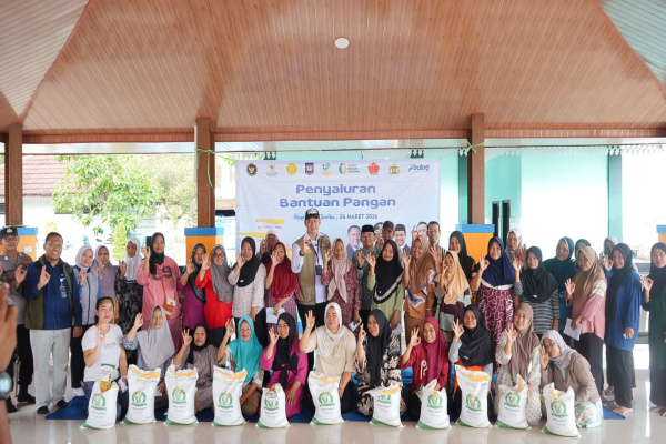 Kepulauan Seribu, Obor Rakyat – Perum Bulog terus mempercepat distribusi bantuan pangan berupa beras dan minyak goreng sebagai bagian dari program pemerintah pasca Idulfitri 1447 Hijriah. Penyaluran dilakukan secara masif, termasuk ke wilayah dengan tantangan geografis seperti Kepulauan Seribu pada Kamis (26/3/2026).