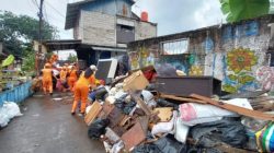 25 Ton Sampah Pascabanjir Kramat Jati Jakarta Timur Diangkut