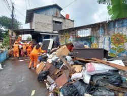 25 Ton Sampah Pascabanjir Kramat Jati Jakarta Timur Diangkut