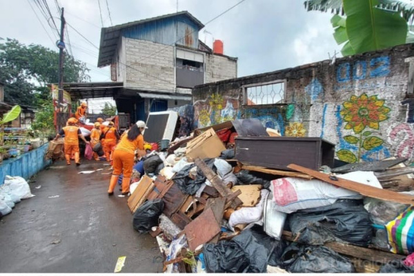 Jakarta, Obor Rakyat – Penanganan sampah sisa genangan akibat luapan Kali Baru dan Kali Induk di Kecamatan Kramat Jati, Jakarta Timur, terus dikebut. Hingga Kamis (26/3), petugas gabungan telah berhasil mengangkut sekitar 25 ton sampah dari wilayah terdampak.