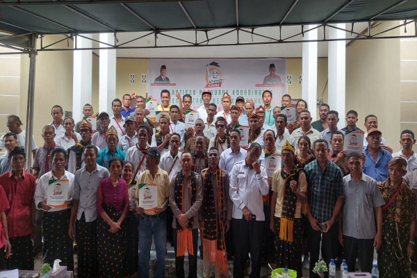 Nagekeo, Obor Rakyat – Penguatan organisasi petani kembali ditegaskan melalui pelantikan pengurus Tani Merdeka Indonesia tingkat kecamatan hingga desa/kelurahan di Kantor Desa Waikokak, Kecamatan Aesesa, Kabupaten Nagekeo, Nusa Tenggara Timur, Minggu (29/3/2026).