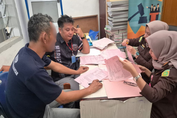 Simalungun, Obor Rakyat - Perjalanan panjang penanganan kasus dugaan korupsi pengelolaan dana BUMNag “Unggul Jaya” akhirnya memasuki babak baru. Pada Jumat, 27 Maret 2026, Kejaksaan Negeri (Kejari) Simalungun resmi melimpahkan berkas perkara beserta surat dakwaan terhadap tersangka berinisial JP ke Pengadilan Tindak Pidana Korupsi (Tipikor) pada Pengadilan Negeri Medan.