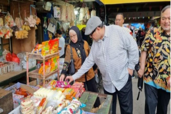 Jakarta, Obor Rakyat - Kepala Badan Penyelenggara Jaminan Produk Halal (BPJPH), Babeh Haikal, melakukan inspeksi mendadak di Pasar Kramat Jati pada Minggu (29/3/2026).