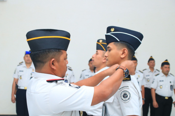Banyuwangi, Obor Rakyat – Kepala Lembaga Pemasyarakatan Kelas (Kalapas) IIA Banyuwangi, I Wayan Nurasta Wibawa, secara resmi menyematkan tanda pangkat baru kepada 30 pegawai dalam upacara yang berlangsung khidmat di Aula Sahardjo, Selasa (31/3/2026).