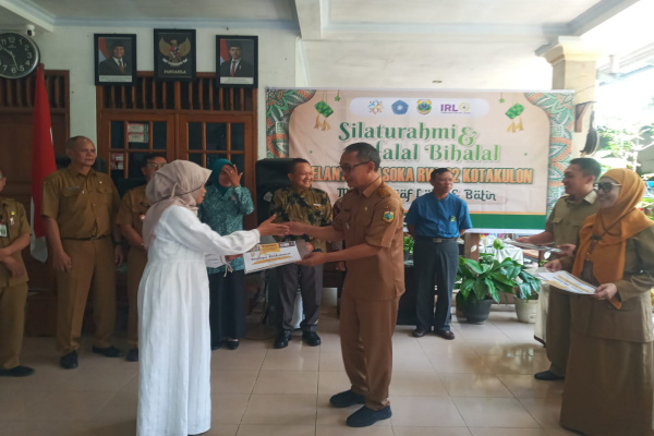 Bondowoso, Obor Rakyat - Momentum Idul Fitri kembali dimanfaatkan masyarakat untuk mempererat tali silaturahmi. Hal ini tercermin dalam kegiatan Halal Bihalal yang digelar oleh Selantang Asoka (Sekolah Lansia Tangguh) di RT 33 RW 02, Kota Kulon, Bondowoso, Selasa (31/3/2026).