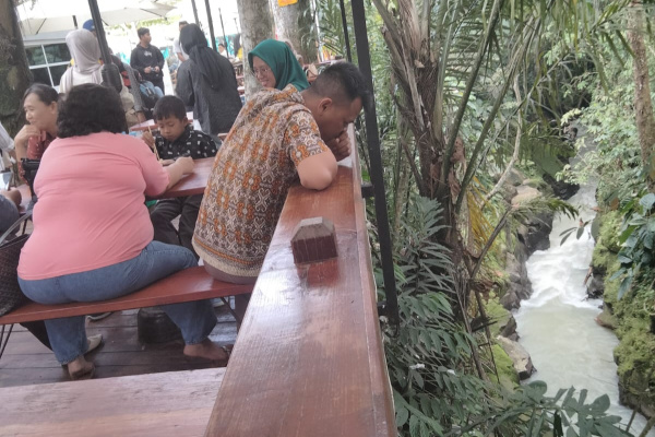 Simalungun, Obor Rakyat – Barisan Rakyat Hancurkan Tindakan Ilegal (BARA HATI) Indonesia menyoroti dugaan pelanggaran aturan lingkungan di kawasan Wisata Kebun Anggur Maha Asyik, Kabupaten Simalungun, yang disebut berada di area sempadan sungai atau Daerah Aliran Sungai (DAS).