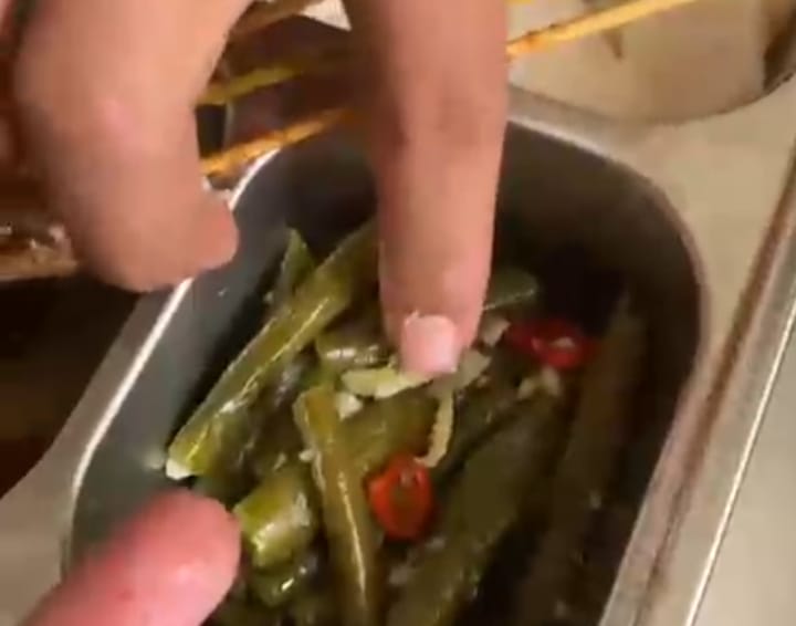 Bondowoso, Obor Rakyat — Program Makan Bergizi Gratis (MBG) kembali menuai sorotan. Kali ini, perhatian publik tertuju pada Satuan Pelayanan Pemenuhan Gizi (SPPG) Badean 2 Bondowoso setelah beredarnya video yang memperlihatkan menu makanan diduga tidak memenuhi standar kelayakan.