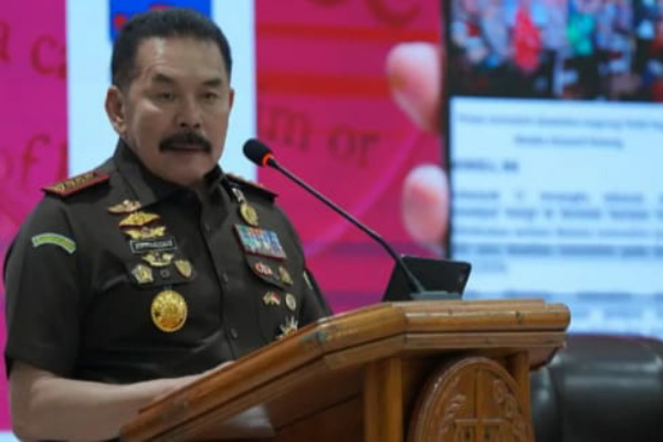 Jakarta, Obor Rakyat – Jaksa Agung Republik Indonesia, ST Burhanuddin menegaskan pentingnya keberanian aparat penegak hukum di daerah dalam membongkar kasus korupsi berskala besar, tidak sekadar terfokus pada perkara kecil seperti dana desa.