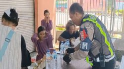 Aksi Simpatik Polisi di Ketapang Banyuwangi, Bagikan Makan Siang untuk Pengendara yang Kelelahan