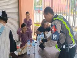 Aksi Simpatik Polisi di Ketapang Banyuwangi, Bagikan Makan Siang untuk Pengendara yang Kelelahan