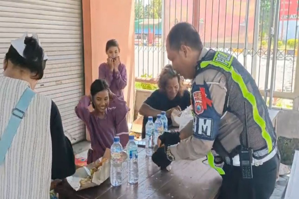 Banyuwangi, Obor Rakyat – Di tengah padatnya arus lalu lintas menuju Pelabuhan ASDP Ketapang, personel Satlantas Polresta Banyuwangi menunjukkan aksi kemanusiaan yang menyentuh hati, Kamis (02/04/2026). Tak hanya mengatur lalu lintas, petugas juga aktif menyisir antrean kendaraan untuk memastikan kondisi fisik para pengendara tetap prima.