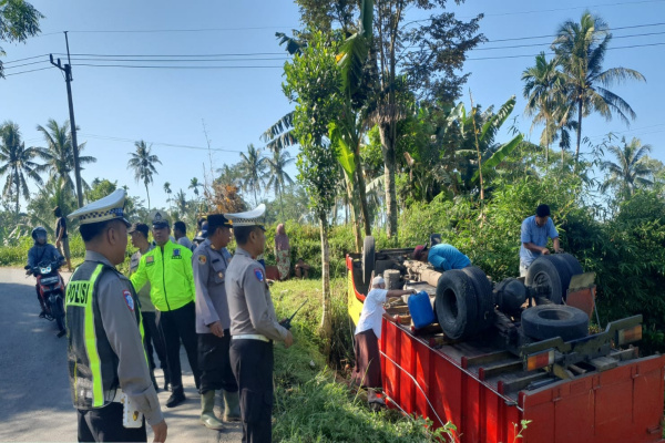 Bondowoso, Obor Rakyat — Ketergantungan pada aplikasi navigasi kembali memakan korban. Sebuah truk pengangkut gabah terguling di jalur alternatif Bondowoso–Jember, tepatnya di Desa Grujugan Kidul, Kecamatan Grujugan, Kabupaten Bondowoso, pada Sabtu dini hari (4/4/2026).