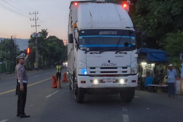 Banyuwangi, Obor Rakyat – Upaya intensif yang dilakukan oleh jajaran Polresta Banyuwangi dalam mengurai kepadatan arus lalu lintas menuju Pelabuhan ASDP Ketapang akhirnya membuahkan hasil positif.