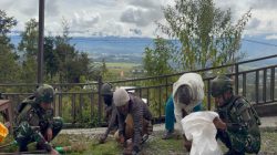 Satgas Yonif 521/DY Gelar Karya Bhakti Bersama Warga di Distrik Napua