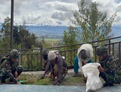 Satgas Yonif 521/DY Gelar Karya Bhakti Bersama Warga di Distrik Napua
