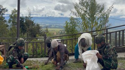 Satgas Yonif 521/DY Gelar Karya Bhakti Bersama Warga di Distrik Napua