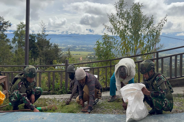 Napua, Obor Rakyat – Dalam upaya menjaga kelestarian lingkungan sekaligus mempererat hubungan dengan masyarakat, Satgas Yonif 521/DY melaksanakan kegiatan karya bhakti bersama warga di kawasan wisata Distrik Napua, Kabupaten Jayawijaya, Papua Pegunungan, Minggu (5/4/2026).