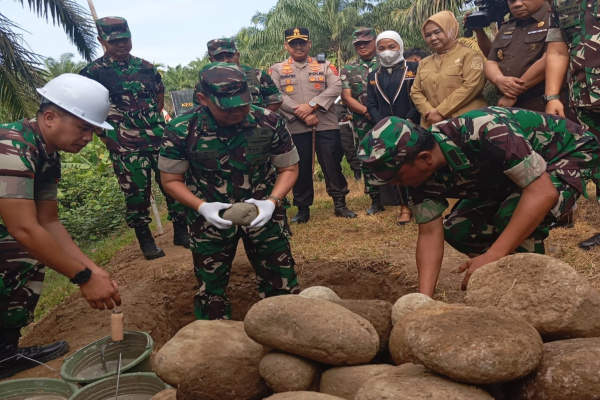 Langkat, Obor Rakyat – Pangdam I/Bukit Barisan, Hendy Antariksa, melaksanakan groundbreaking (peletakan batu pertama) pembangunan jembatan perintis di wilayah Kabupaten Langkat, Senin (6/4/2026).