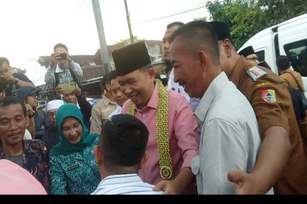 Jember, Obor Rakyat – Bupati Jember Muhammad Fawait menegaskan komitmennya untuk tetap menjalankan program Bunga Desaku (Bupati Ngantor di Desa dan Kelurahan) meskipun pemerintah pusat tengah mendorong kebijakan efisiensi energi, khususnya bahan bakar minyak (BBM).