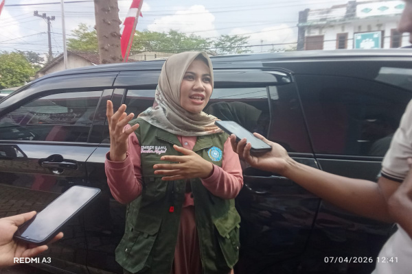 Jember, Obor Rakyat – Di tengah kegiatan Bunga Desaku yang digelar di Desa Suco, Kecamatan Mumbulsari, Selasa (7/4/2026), Ketua TP PKK Kabupaten Jember, Ghyta Eka Puspita, menegaskan pentingnya peran PKK sebagai motor penggerak pemberdayaan perempuan di daerah.