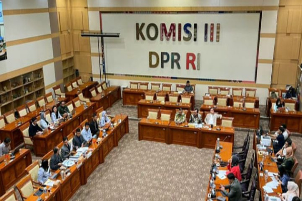 Jakarta, Obor Rakyat – Upaya negara untuk memperkuat pemberantasan korupsi lewat Rancangan Undang-Undang (RUU) Perampasan Aset justru memunculkan kekhawatiran baru di kalangan legislator. Alih-alih menjadi senjata ampuh melawan koruptor, beleid ini dikhawatirkan membuka celah penyalahgunaan kewenangan oleh aparat penegak hukum.