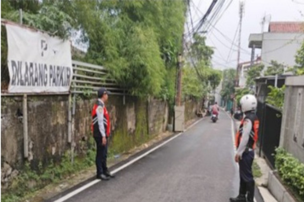 Jakarta, Obor Rakyat – Praktik parkir liar di Jalan Damai RT 02/01, Kelurahan Kalisari, Kecamatan Pasar Rebo, Jakarta Timur, berhasil ditertibkan setelah para pemilik kendaraan memindahkan mobil mereka sebelum petugas tiba di lokasi.