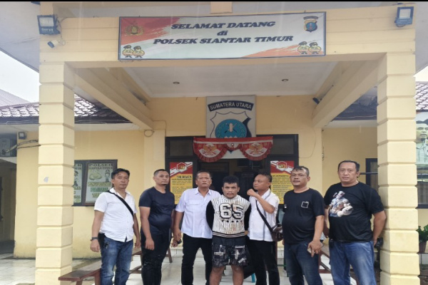 Simalungun, Obor Rakyat – Aksi nekat seorang pelaku pencurian berulang berakhir sia-sia setelah berhasil ditangkap aparat kepolisian saat mencoba melarikan diri dengan memanjat atap seng rumah warga.