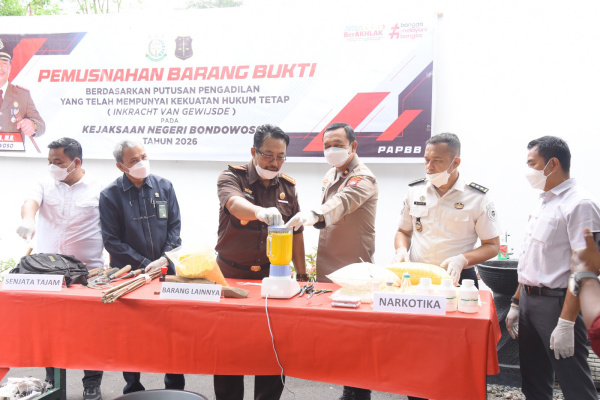 Bondowoso, Obor Rakyat — Di halaman Kejaksaan Negeri (Kejari) Bondowoso, Rabu pagi (8/4/2026), satu per satu barang bukti perkara pidana dimusnahkan. Bukan sekadar rutinitas penegakan hukum, momen ini menjadi penanda bahwa keadilan tidak berhenti di ruang sidang.