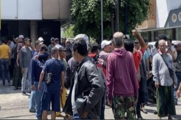 Surabaya, Obor Rakyat — Program digitalisasi parkir yang digagas Pemerintah Kota (Pemkot) Surabaya justru memicu ketegangan di lapangan. Kericuhan antara petugas Dinas Perhubungan (Dishub) dan juru parkir (jukir) terjadi di Jalan Manyar Kertoarjo, Rabu (8/4/2026), membuka fakta bahwa transformasi digital tak selalu berjalan mulus tanpa dialog.