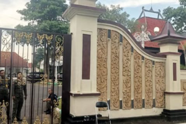 Pamekasan, Obor Rakyat — Kehadiran Komisi Pemberantasan Korupsi (KPK) di Pendopo Agung Ronggosukowati, Pamekasan, Jawa Timur, Kamis (9/4/2026), memunculkan berbagai spekulasi di tengah minimnya informasi resmi yang beredar.