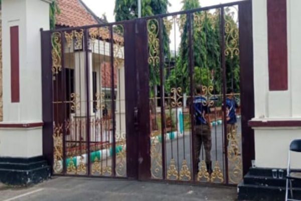 Pamekasan, Obor Rakyat — Kedatangan Komisi Pemberantasan Korupsi (KPK) ke Pendopo Agung Ronggosukowati pada Kamis (9/4/2026) menarik perhatian publik. Agenda yang berlangsung secara tertutup tersebut dihadiri oleh sejumlah pejabat daerah, termasuk Bupati, Wakil Bupati, kepala Organisasi Perangkat Daerah (OPD), serta anggota DPRD Pamekasan.