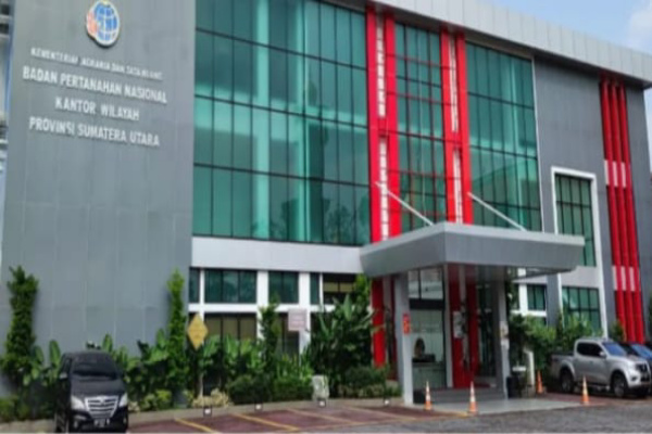 Medan, Obor Rakyat — Tim penyidik Kejaksaan Tinggi Sumatera Utara (Kejati Sumut) melakukan penggeledahan di kantor Badan Pertanahan Nasional (BPN) Provinsi Sumatera Utara dan Kantor BPN Kota Medan, Kamis (9/4/2026).