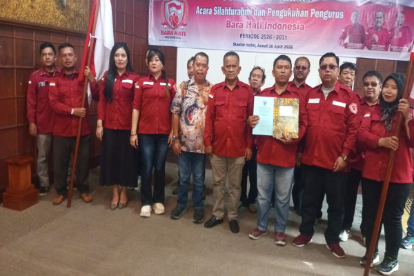 Pematangsiantar, Obor Rakyat — Suasana Aula Siantar Hotel di Kota Pematangsiantar terasa berbeda pada Kamis (10/4/2026). Deretan pengurus dan tamu undangan tampak memenuhi ruangan, menyaksikan momen penting pengukuhan Dewan Pimpinan Pusat (DPP) BARA HATI Indonesia.