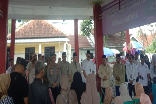 Jember, Obor Rakyat – Pemerintah Kabupaten (Pemkab) Jember bekerja sama dengan Perum Bulog kembali menyalurkan bantuan pangan berupa beras dan minyak goreng kepada ratusan ribu warga, Jumat (10/4/2026).