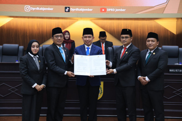 Jember, Obor Rakyat – Bupati Jember, Muhammad Fawait secara resmi menerima dokumen rekomendasi dari Dewan Perwakilan Rakyat Daerah (DPRD) Kabupaten Jember atas Laporan Keterangan Pertanggungjawaban (LKPJ) Tahun Anggaran 2025.