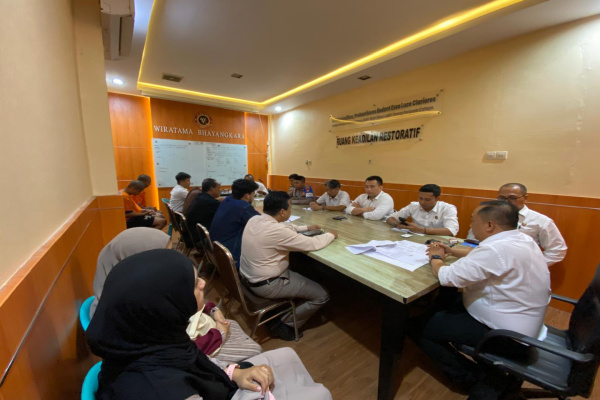 Banyuwangi, Obor Rakyat – Polresta Banyuwangi kembali menunjukkan komitmennya dalam menghadirkan penegakan hukum yang humanis melalui mekanisme Restorative Justice (RJ).