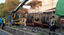 Truk Gandeng Tabrak Median di Banyuwangi, Sopir Hindari Anak Menyeberang Mendadak